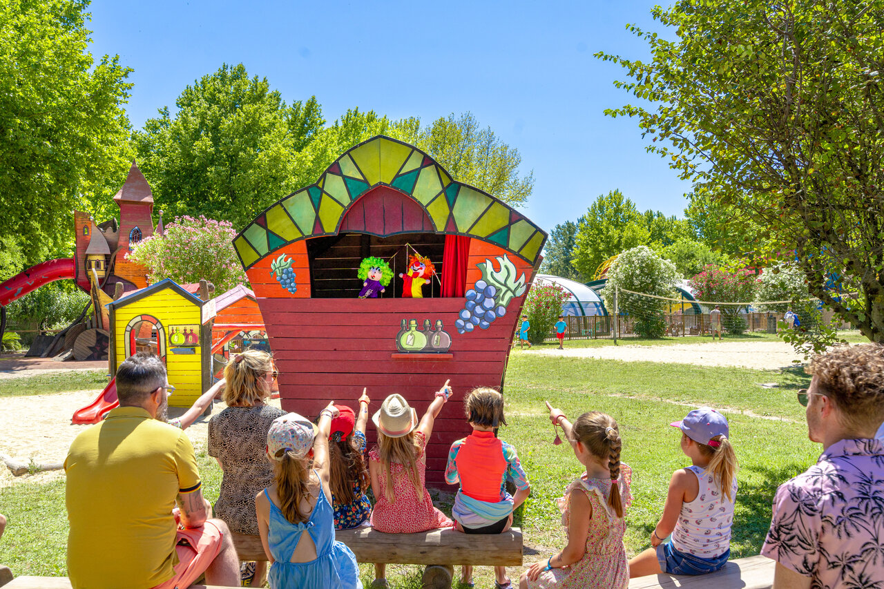 Puppentheater, Kinderspielplatz auf Camping CAPFUN Jantou in LE THOR (84).