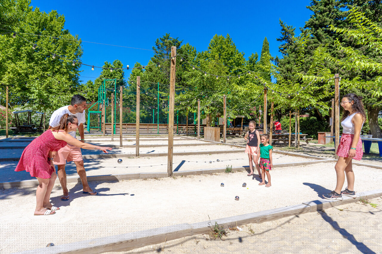 Familie spielt Boule auf dem Campingplatz CAPFUN Jantou, LE THOR (84).