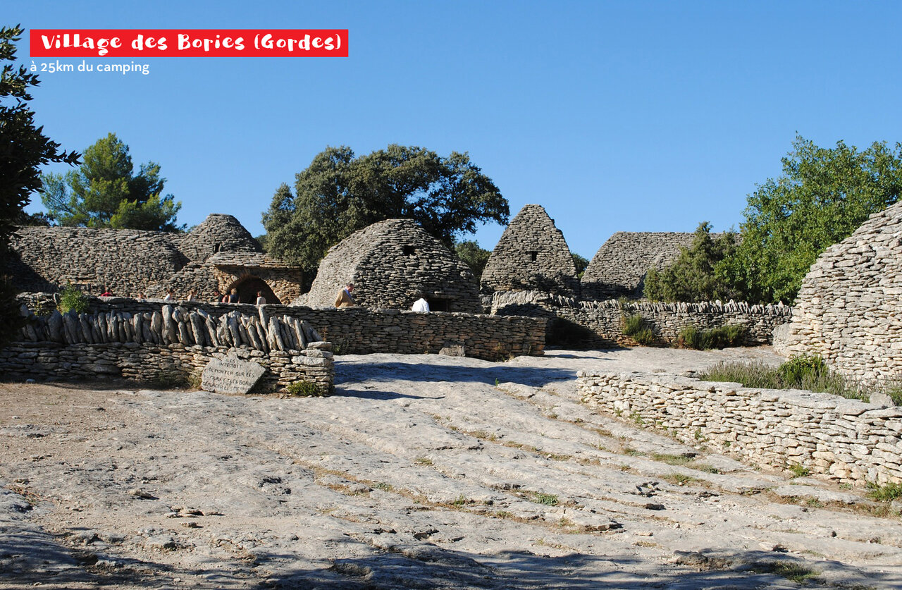 Village des Bories, historische Trockenstein-Siedlung nahe Gordes, Provence.