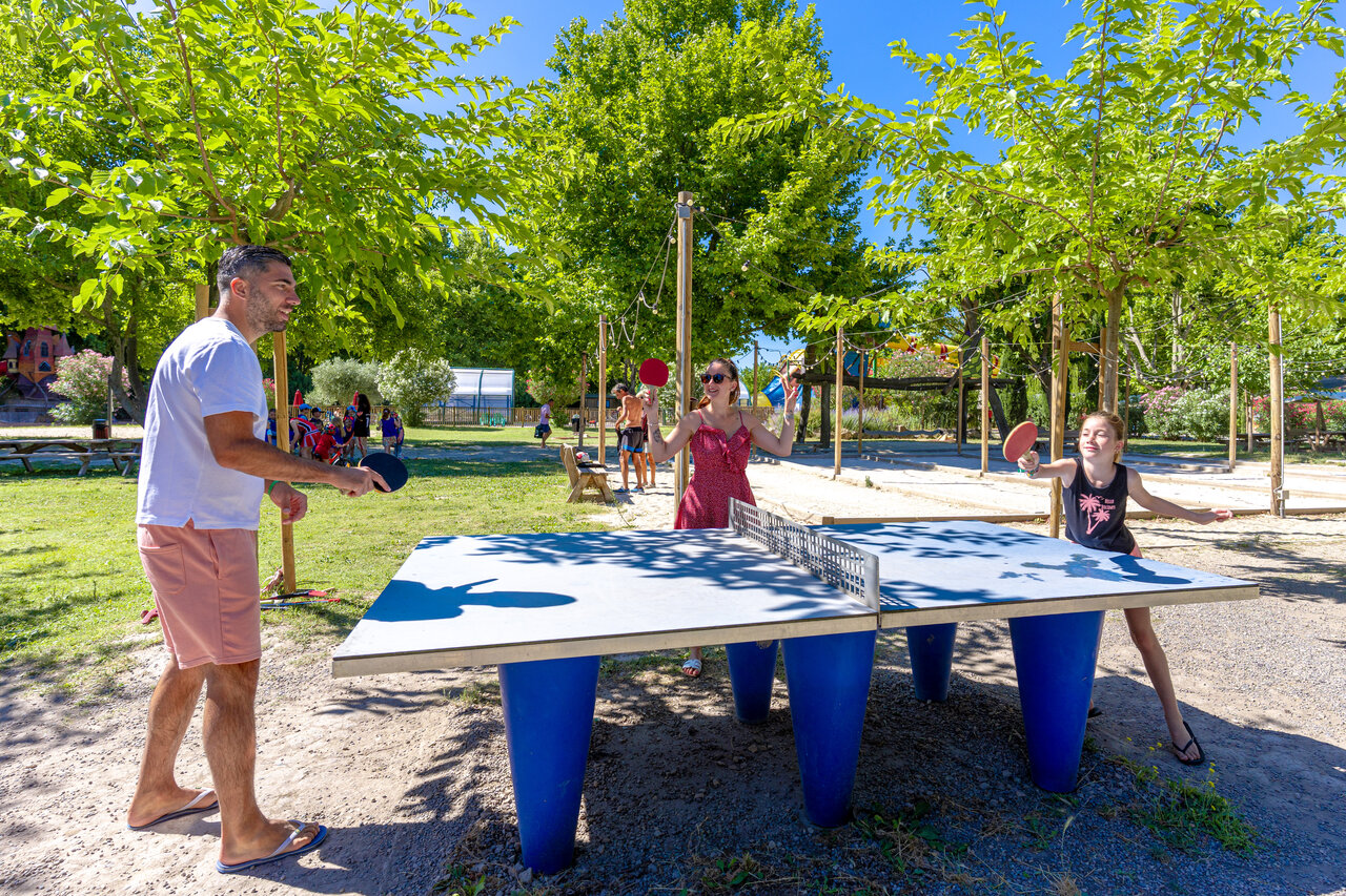 Outdoor-Tischtennisplatte auf dem Campingplatz CAPFUN Jantou in LE THOR (84).