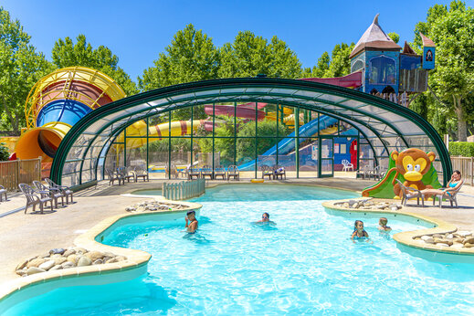 Überdachtes Schwimmbad und Wasserrutschen für Kinder auf dem Campingplatz CAPFUN Jantou in LE THOR (84).