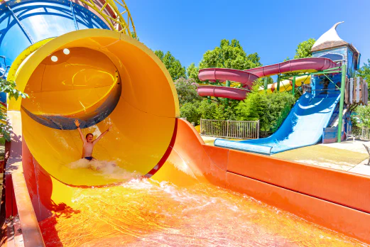 Toboggan aquatique géant avec enfant souriant au camping CAPFUN Jantou à LE THOR (84). Toboggan aquatique géant avec enfant souriant au camping CAPFUN Jantou à LE THOR (84).