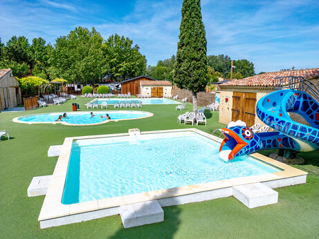 Außenpools, Schlangen-Wasserrutsche auf dem Campingplatz CAPFUN Jantou in LE THOR (84).