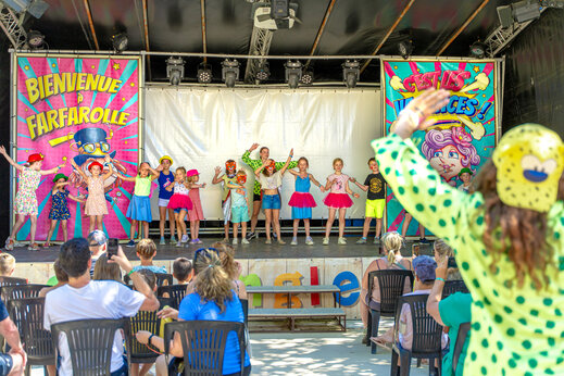 Kinderanimationsshow auf der Bühne des Campingplatzes CAPFUN Jantou in LE THOR (84).