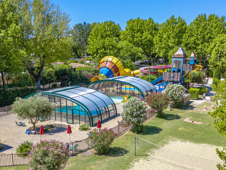 Überdachtes Schwimmbad, Riesenrutschen und Wasserspiele am Campingplatz CAPFUN Jantou in LE THOR (84).