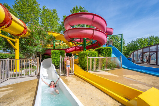 Kinder auf farbenfrohen Wasserrutschen am Campingplatz CAPFUN Jantou in LE THOR (84).