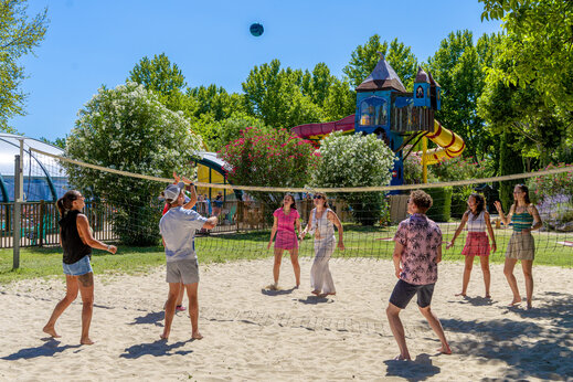 Beachvolleyballspiel, Wasserspiele auf Campingplatz CAPFUN Jantou in LE THOR (84).