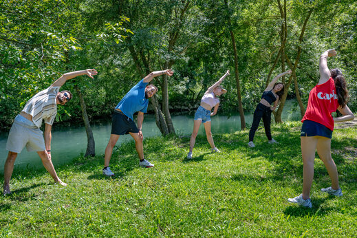 Animation Stretching im Freien nahe Fluss auf Camping CAPFUN Jantou in LE THOR (84).