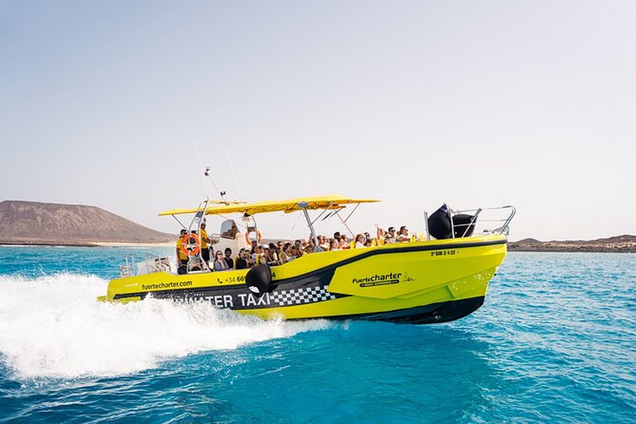 Gelbes Wassertaxi mit Touristen auf dem Meer nahe Fuerteventura.