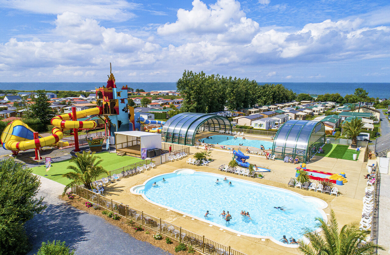 Riesenrutschen, Au�en- und Hallenb�der auf CAPFUN Joncal, Grandcamp-Maisy.