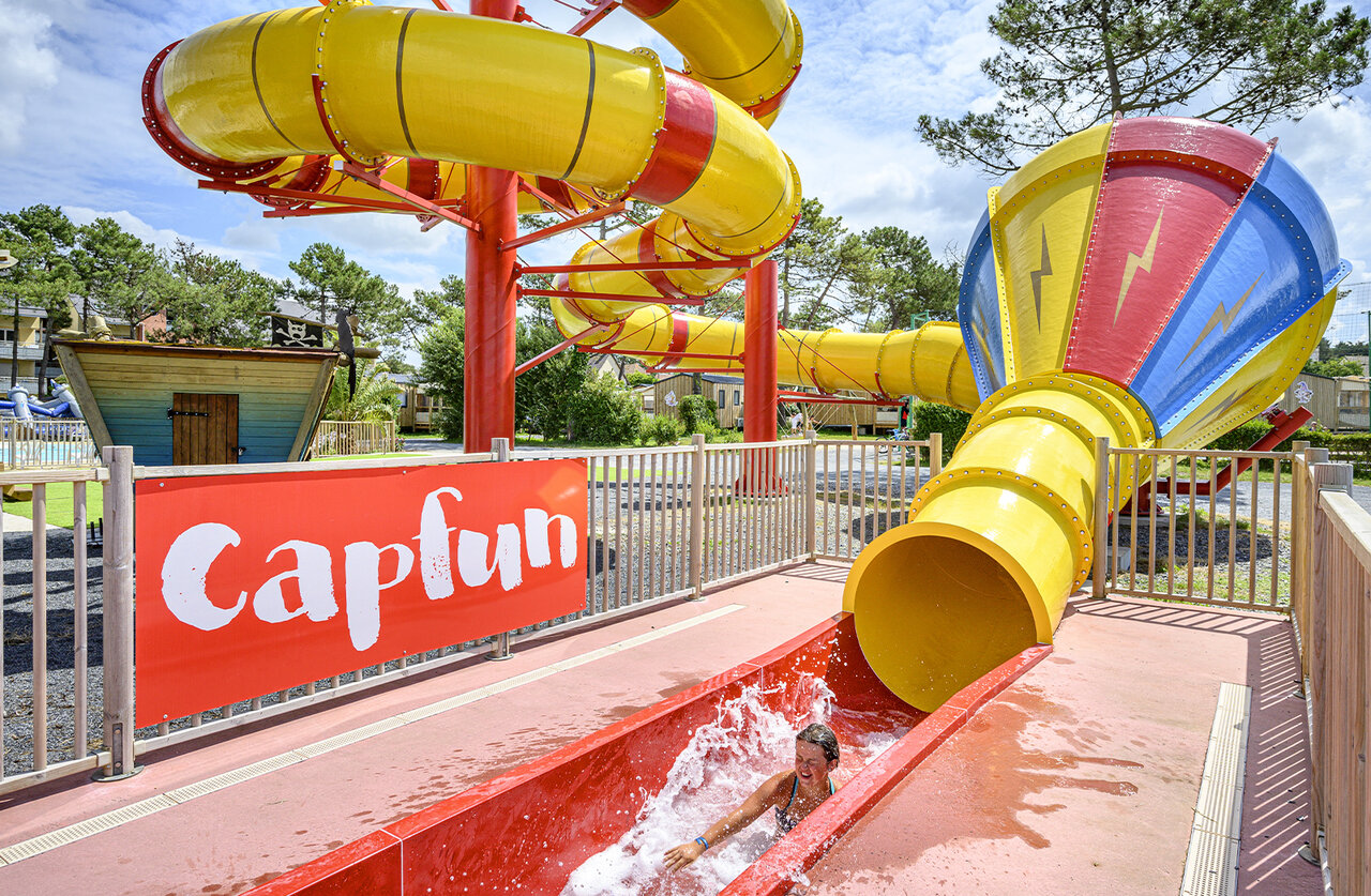 Riesenwasserrutsche und Wasserspielbereich auf dem Campingplatz CAPFUN Joncal in Grandcamp - Maisy (14).