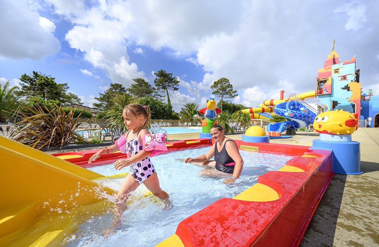 Kinderbecken mit Rutsche und Wasserspielen auf Campingplatz CAPFUN Joncal Grandcamp - Maisy.