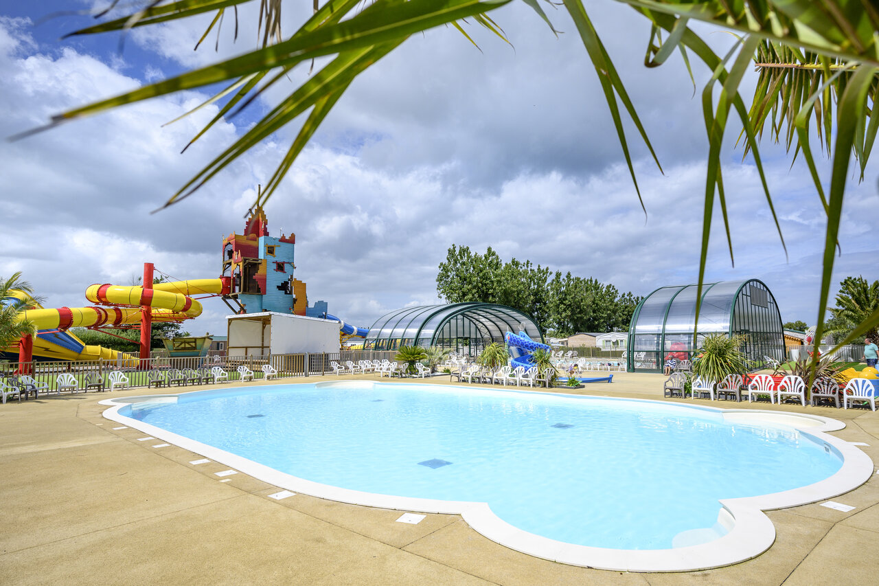Au�enpool, Wasserrutschen und Wasserspiele auf dem Campingplatz CAPFUN Joncal in Grandcamp - Maisy.