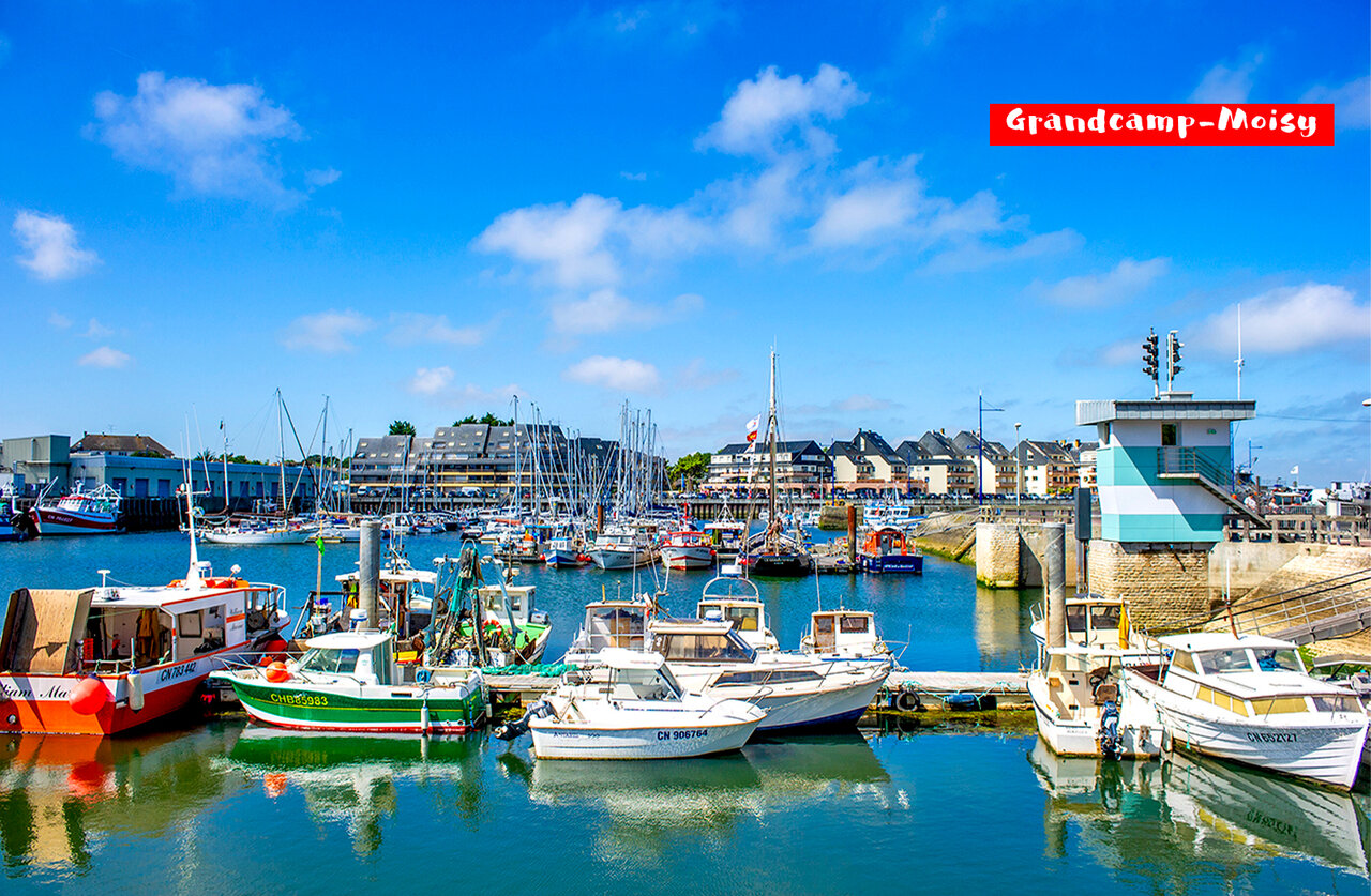 Fischerei- und Yachthafen von Grandcamp-Maisy, ein sehenswerter Ort in der Normandie.