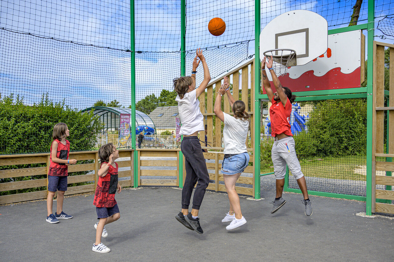 Basketballplatz mit Spielern auf dem Campingplatz CAPFUN Joncal in Grandcamp - Maisy (14).
