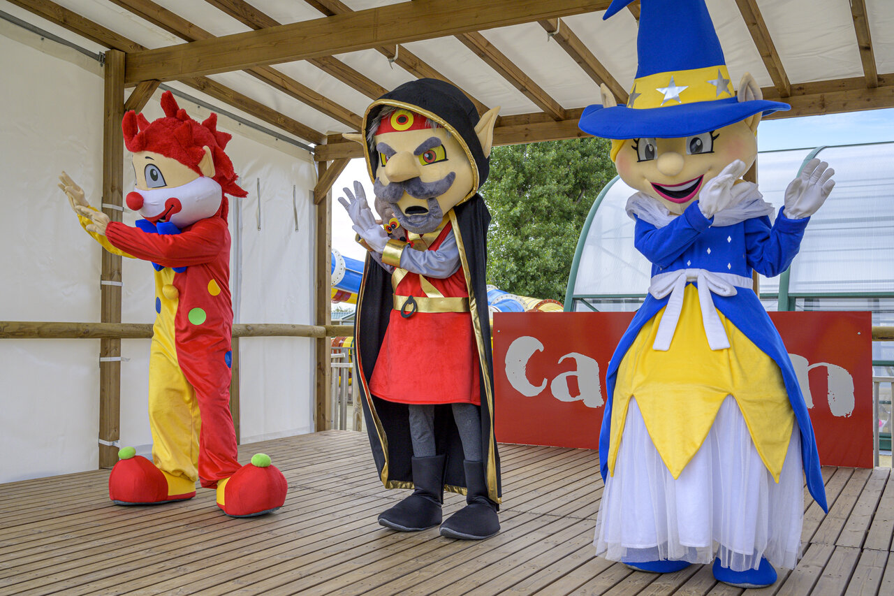 Bunte Maskottchen auf der B�hne f�r Show auf dem Campingplatz CAPFUN Joncal in Grandcamp - Maisy.
