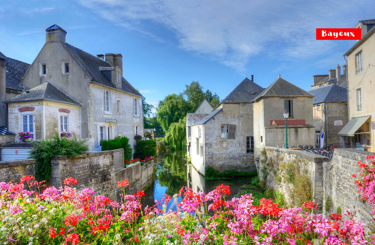 Historische Stadt Bayeux in der Normandie, mit Fluss, alten H�usern und bunten Blumen.