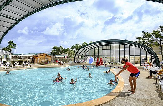 �berdachtes Schwimmbad, Rutsche und Animation auf dem Campingplatz CAPFUN Joncal in Grandcamp - Maisy (14)