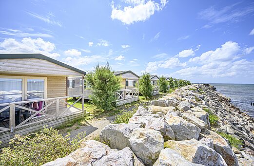 Mobil-homes avec terrasses en bord de mer au camping CAPFUN Joncal à Grandcamp - Maisy (14).