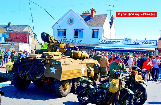 Défilé de véhicules militaires historiques à Grandcamp-Maisy, ville à visiter en Normandie.