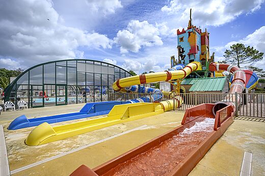 Toboggans aquatiques colorés et piscine couverte au camping CAPFUN Joncal à Grandcamp - Maisy (14).