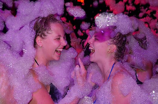 Schaumparty, junge Frauen Camping CAPFUN Joncal in Grandcamp - Maisy (14).