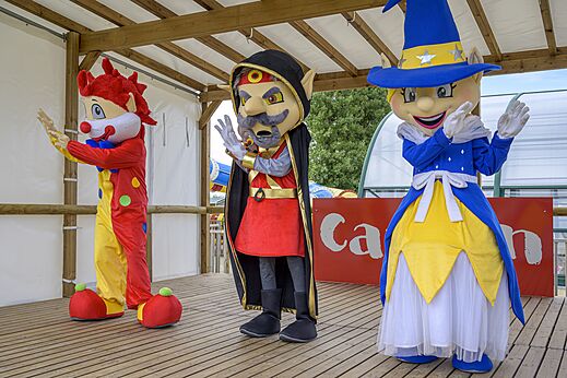 Maskottchen-Charaktere beleben eine Kindershow auf dem Campingplatz CAPFUN Joncal in Grandcamp - Maisy (14).