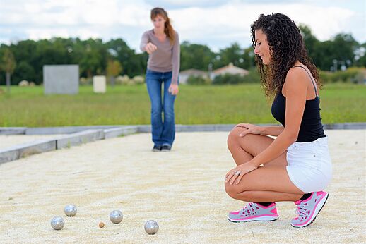 Bocciabahn mit Spielerinnen auf dem Campingplatz CAPFUN Joncal in Grandcamp - Maisy.