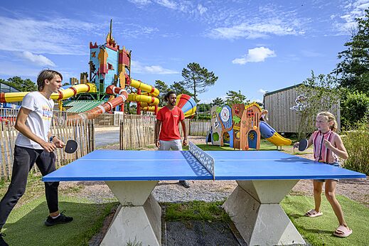 Ping-pong et toboggans géants au CAPFUN Joncal à Grandcamp - Maisy.