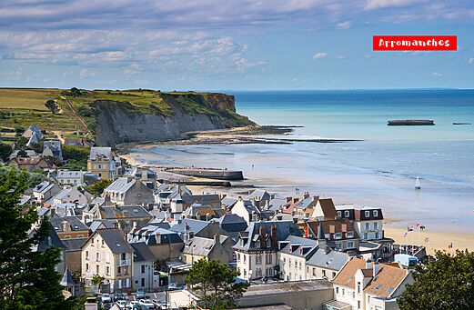 Village côtier d'Arromanches-les-Bains, plage et falaises en Normandie, lieu historique à visiter.