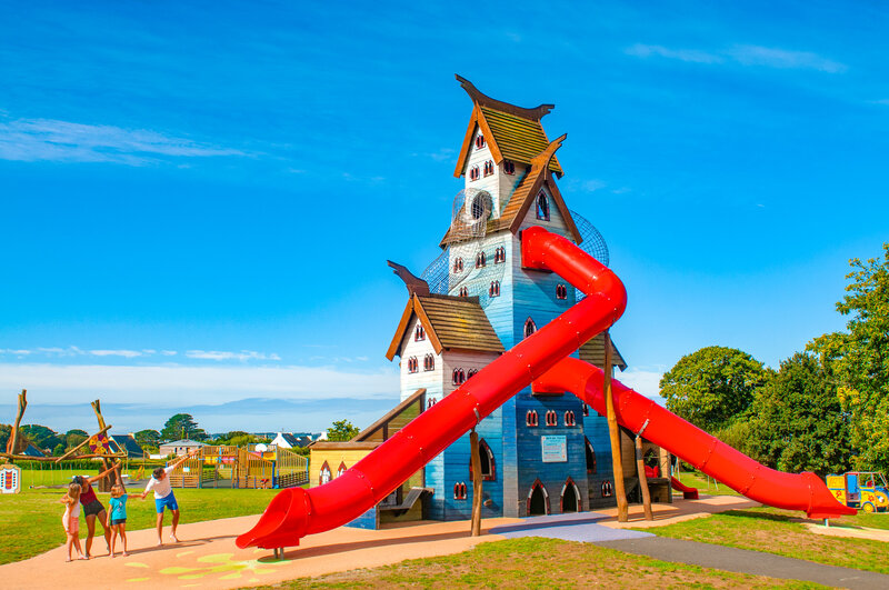 Carabouille playground - Large play structure with red slides at CAPFUN Kervel campsite in PLONEVEZ PORZAY (29).
