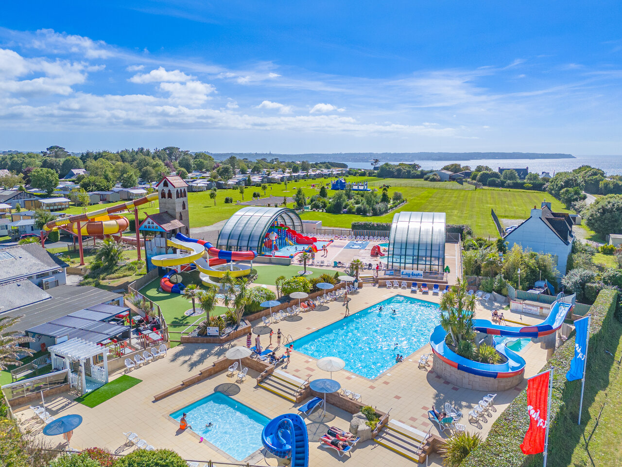Waterpark, glijbanen, zwembaden op camping CAPFUN Kervel in PLONEVEZ PORZAY.