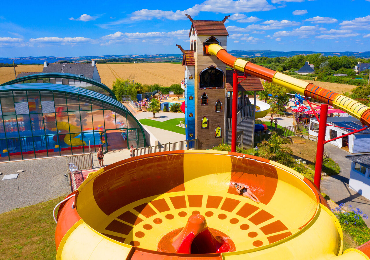 Waterpark met reuzenglijbaan op camping CAPFUN Kervel in PLONEVEZ PORZAY (29).