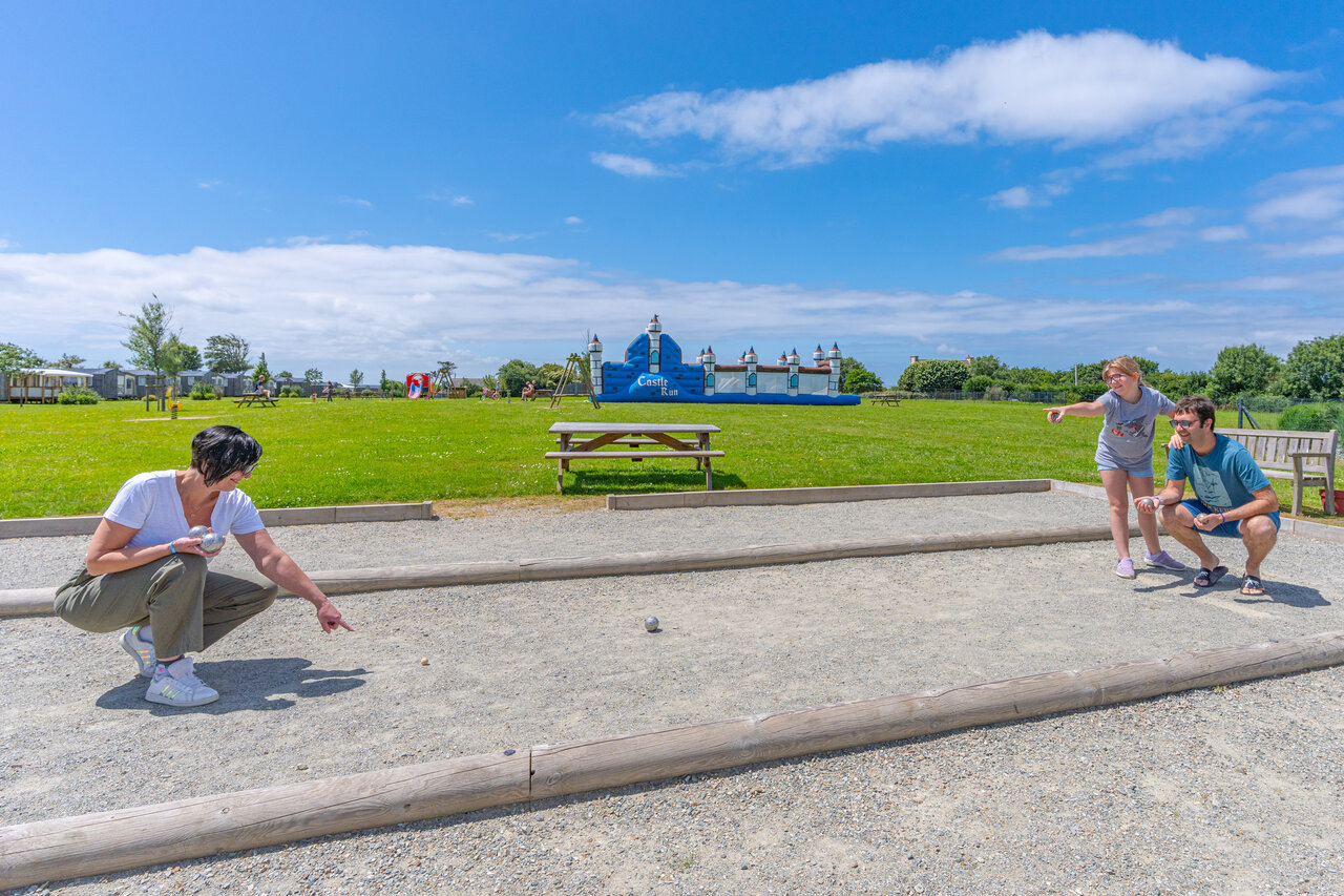Familie speelt jeu de boules, springkasteel op camping CAPFUN Kervel (29).