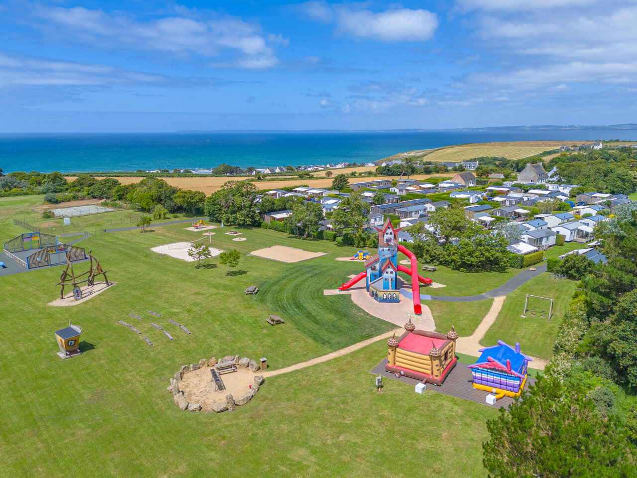 Speeltuin, springkastelen, glijbanen op CAPFUN Kervel in PLONEVEZ PORZAY (29).