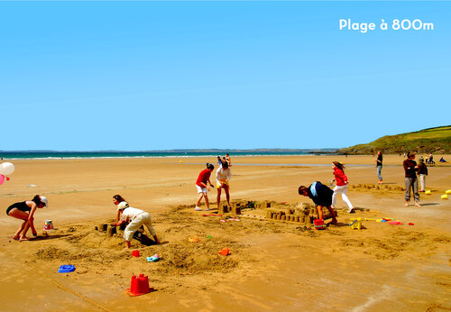 Strand, Kinder bauen auf Campingplatz CAPFUN Kervel in PLONEVEZ PORZAY (29).