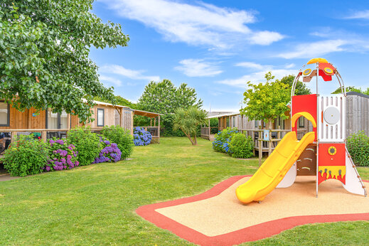 Spielplatz mit Rutsche und Mobilheime auf Campingplatz CAPFUN Kervel, PLONEVEZ PORZAY (29).
