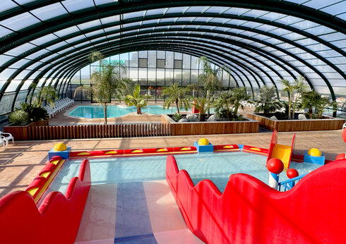Überdachtes Schwimmbad, Kinderspiele auf dem Campingplatz CAPFUN Kervel in PLONEVEZ PORZAY (29).