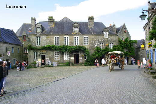 Platz des mittelalterlichen Dorfes Locronan, Kutsche und Cr�perie in der Bretagne.