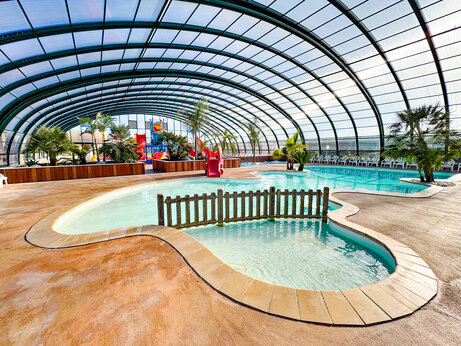�berdachtes Schwimmbad, Rutschen und Wasserspiele bei CAPFUN Kervel, PLONEVEZ PORZAY (29).