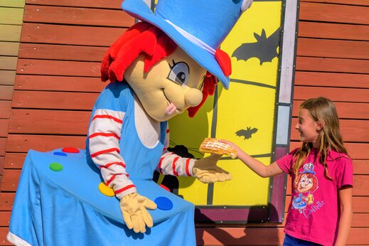 Maskottchen und Kind teilen Waffel, Animation auf dem Campingplatz CAPFUN Kervel in PLONEVEZ PORZAY (29).