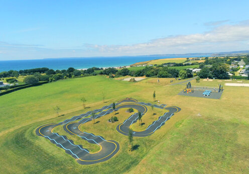 Pumptrack und Spielplatz auf Camping CAPFUN Kervel in PLONEVEZ PORZAY.