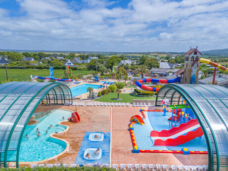 Wasserpark mit Pools, Rutschen und Whirlpools auf dem Campingplatz CAPFUN Kervel in PLONEVEZ PORZAY (29).
