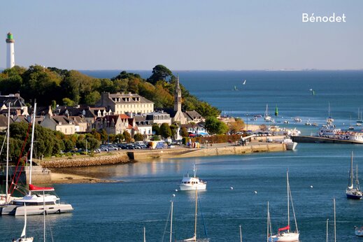 Hafen von Bénodet mit Leuchtturm, Kirche und Booten in Süd-Finistère.