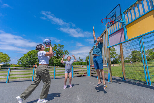 Familie spielt Basketball auf dem Multisportplatz auf dem Campingplatz CAPFUN Kervel in PLONEVEZ PORZAY (29).
