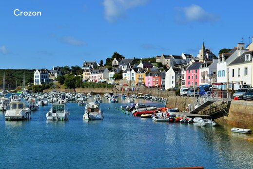 Hafen von Crozon und bunte Häuser in der Bretagne, Finistère.