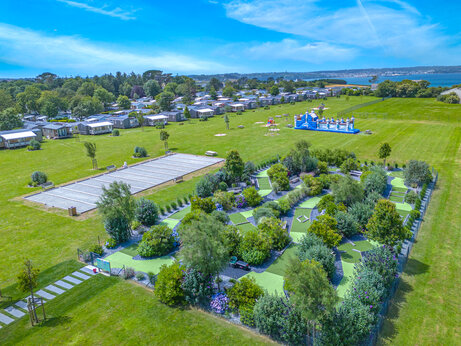 Minigolf, H�pfburg und Bouleplatz auf Campingplatz CAPFUN Kervel PLONEVEZ PORZAY.