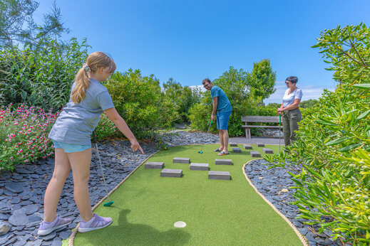 Outdoor-Minigolf für Familien auf dem Campingplatz CAPFUN Kervel in PLONEVEZ PORZAY (29).