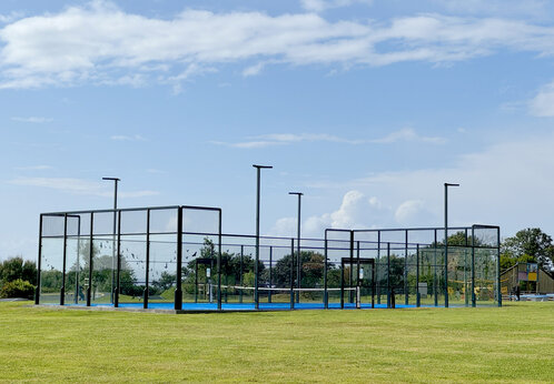 Outdoor-Padelplatz auf CAPFUN Kervel, PLONEVEZ PORZAY (29).