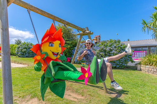 Schaukel und Capfun Maskottchen am Campingplatz CAPFUN Kervel in PLONEVEZ PORZAY (29)